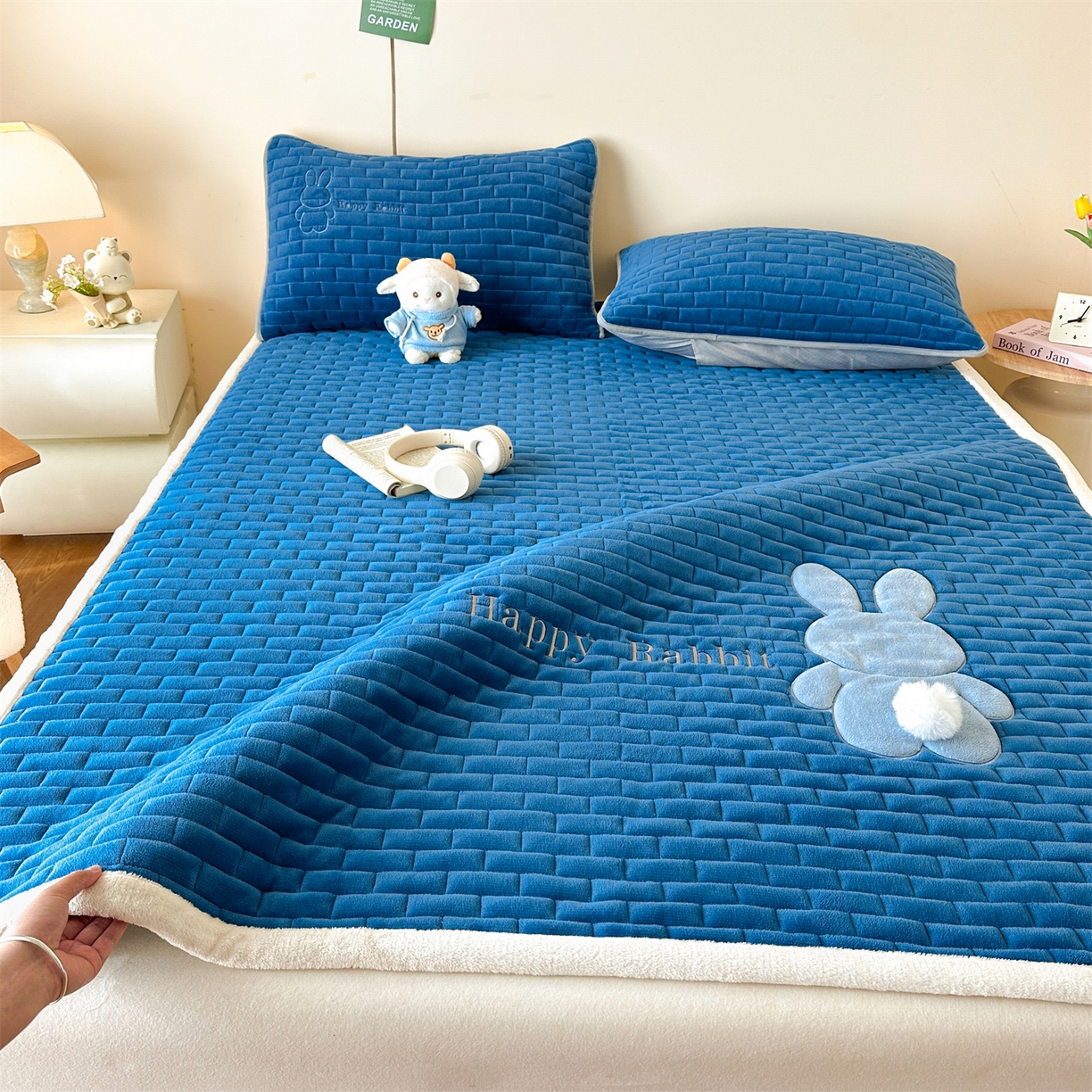 91家纺网 家纺一手货源 找家纺 恋绒家纺 2025新款贴布绣牛奶绒床褥床垫 Q萌小兔-湛蓝