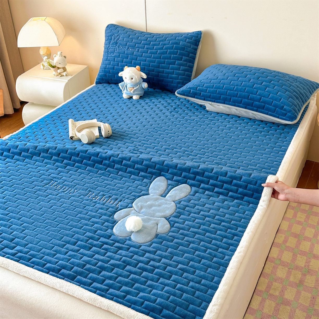 91家纺网 家纺一手货源 找家纺 恋绒家纺 2025新款贴布绣牛奶绒床褥床垫 Q萌小兔-湛蓝