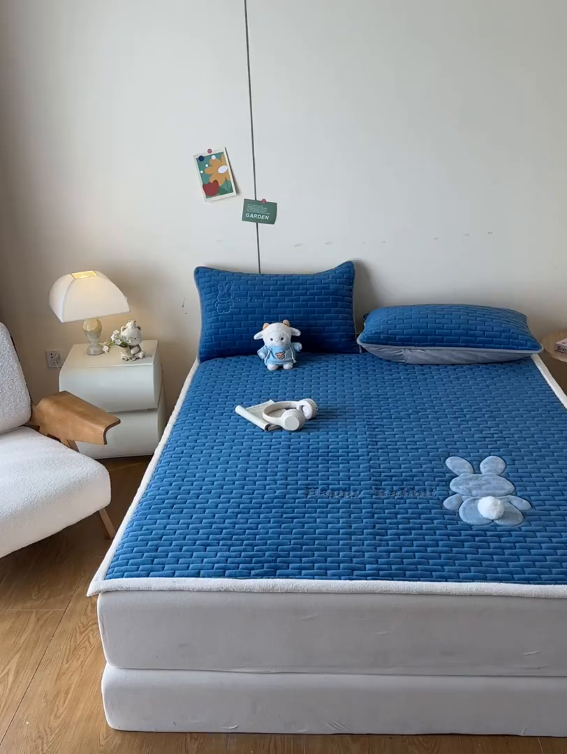 91家纺网 家纺一手货源 找家纺 恋绒家纺 2025新款贴布绣牛奶绒床褥床垫 Q萌小兔-湛蓝