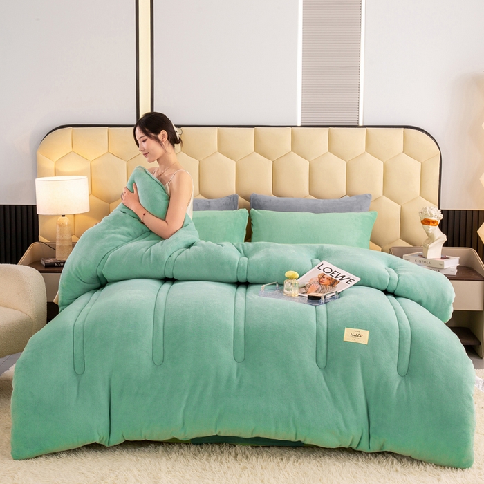 91家纺网 家纺一手货源 找家纺 恋之巢 2024新款牛奶绒羊羔绒冬被 双面牛奶绒  果绿竖条