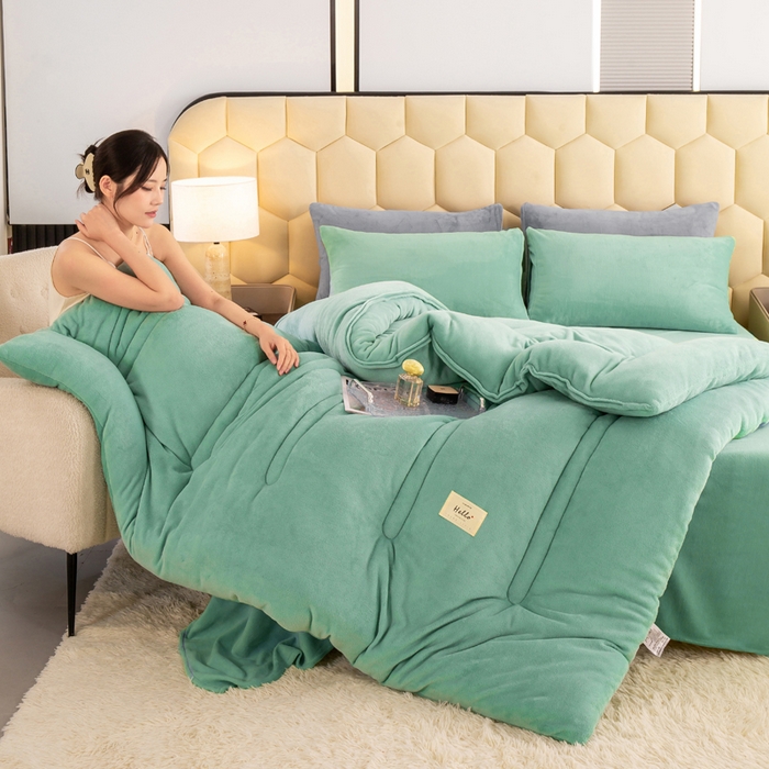 91家纺网 家纺一手货源 找家纺 恋之巢 2024新款牛奶绒羊羔绒冬被 双面牛奶绒  果绿竖条