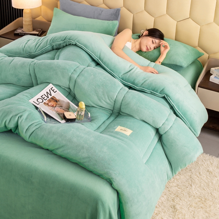 91家纺网 家纺一手货源 找家纺 恋之巢 2024新款牛奶绒羊羔绒冬被 双面牛奶绒  果绿竖条