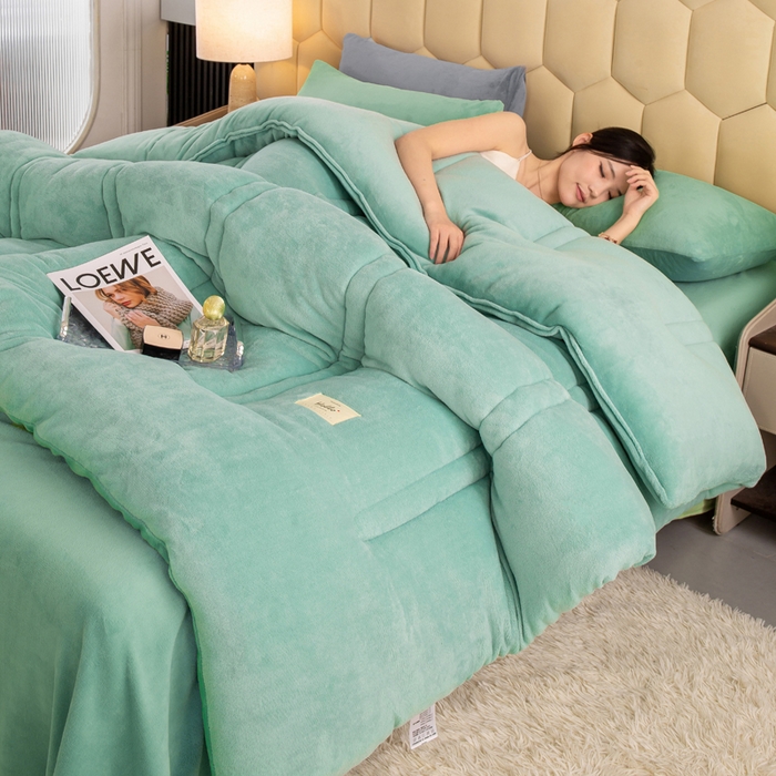 91家纺网 家纺一手货源 找家纺 恋之巢 2024新款牛奶绒羊羔绒冬被 双面牛奶绒  果绿竖条