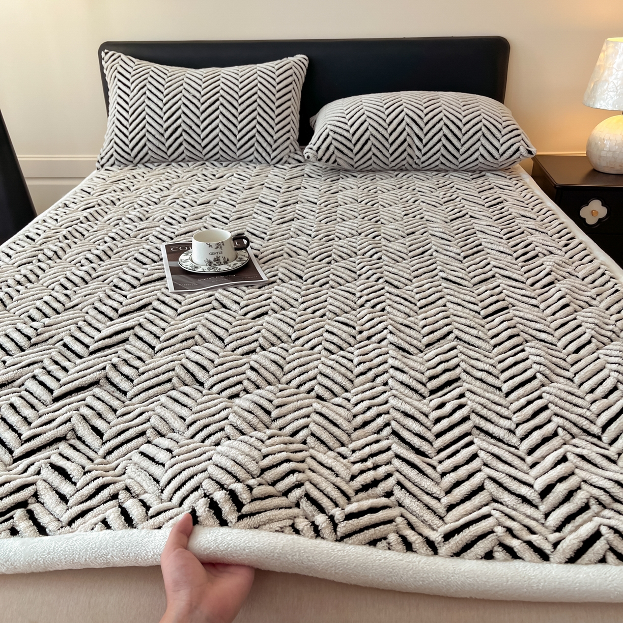 91家纺网 家纺一手货源 找家纺 （总）可恩欣 2025新款舒棉绒提花床垫床护垫-莫尼