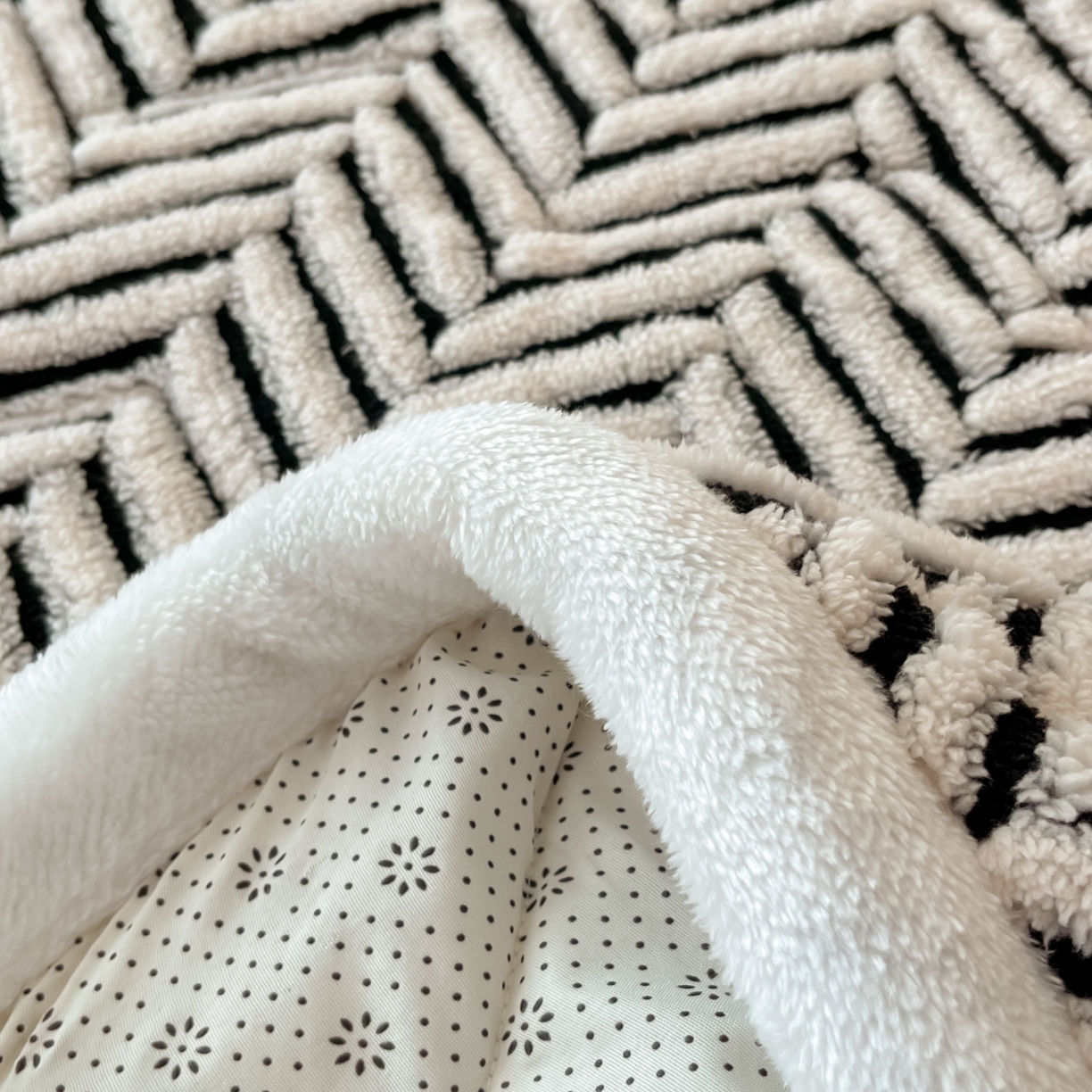 91家纺网 家纺一手货源 找家纺 （总）可恩欣 2025新款舒棉绒提花床垫床护垫-莫尼