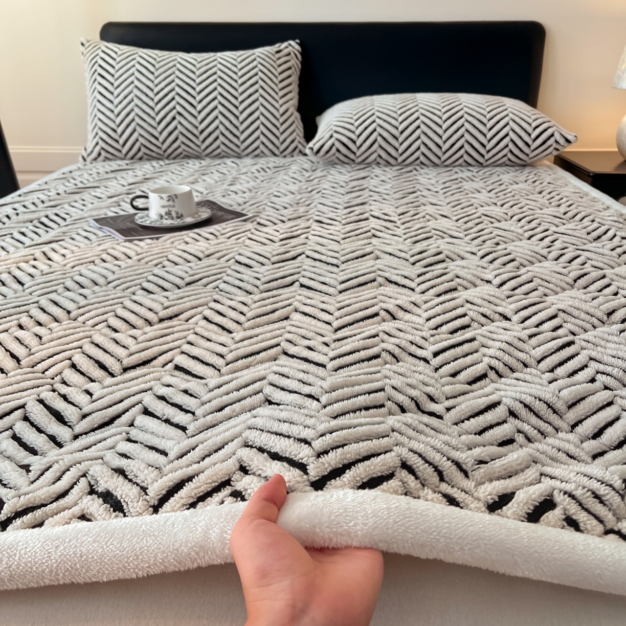 91家纺网 家纺一手货源 找家纺 （总）可恩欣 2025新款舒棉绒提花床垫床护垫-莫尼