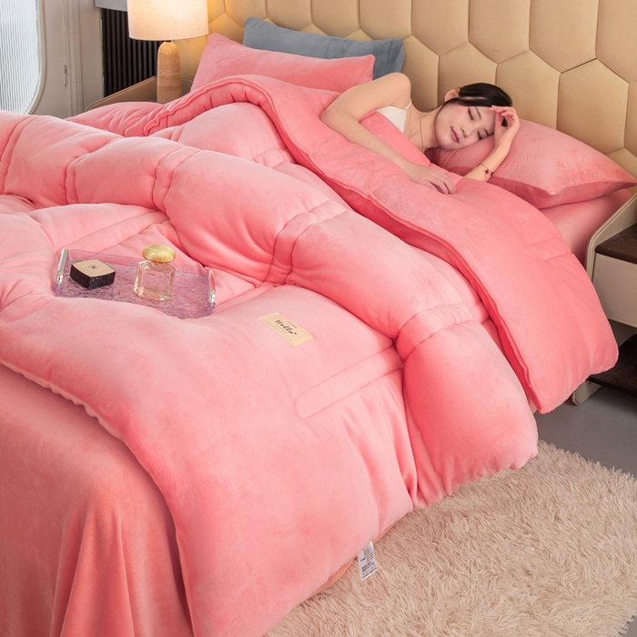 91家纺网 家纺一手货源 找家纺 恋之巢 2024新款牛奶绒羊羔绒冬被 双面牛奶绒  蜜桃粉竖条