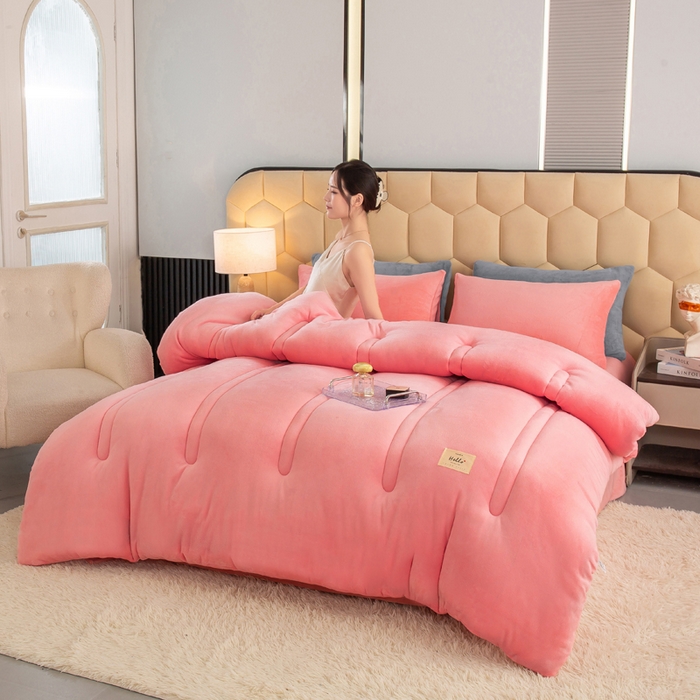 91家纺网 家纺一手货源 找家纺 恋之巢 2024新款牛奶绒羊羔绒冬被 双面牛奶绒  蜜桃粉竖条