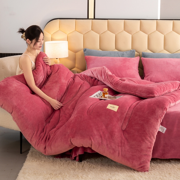 91家纺网 家纺一手货源 找家纺 恋之巢 2024新款牛奶绒羊羔绒冬被 双面牛奶绒   豆沙竖条