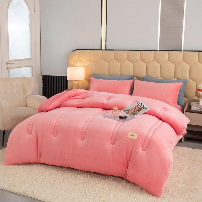 91家纺网 家纺一手货源 找家纺 2024秋冬新款双面牛奶绒羊羔绒保暖加厚冬被双面牛奶绒-蜜桃粉