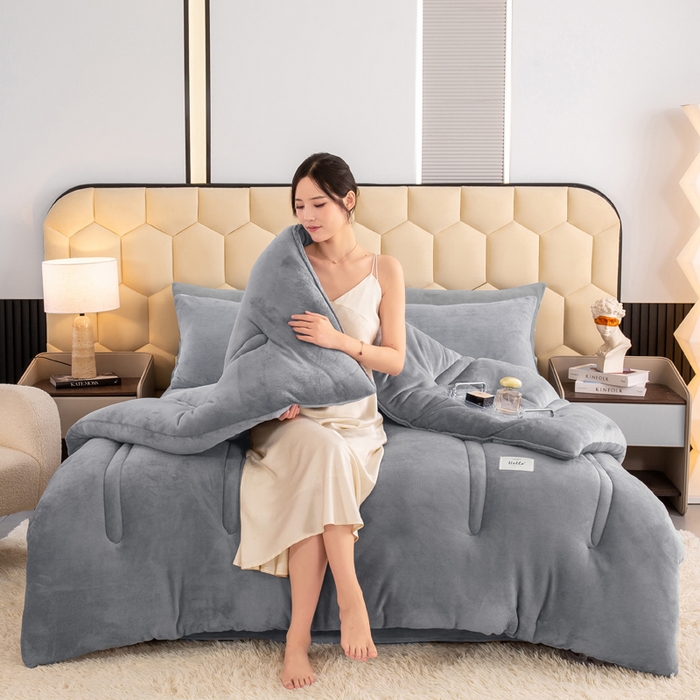 91家纺网 家纺一手货源 找家纺 恋之巢 2024新款牛奶绒羊羔绒冬被 双面牛奶绒 浅灰竖条