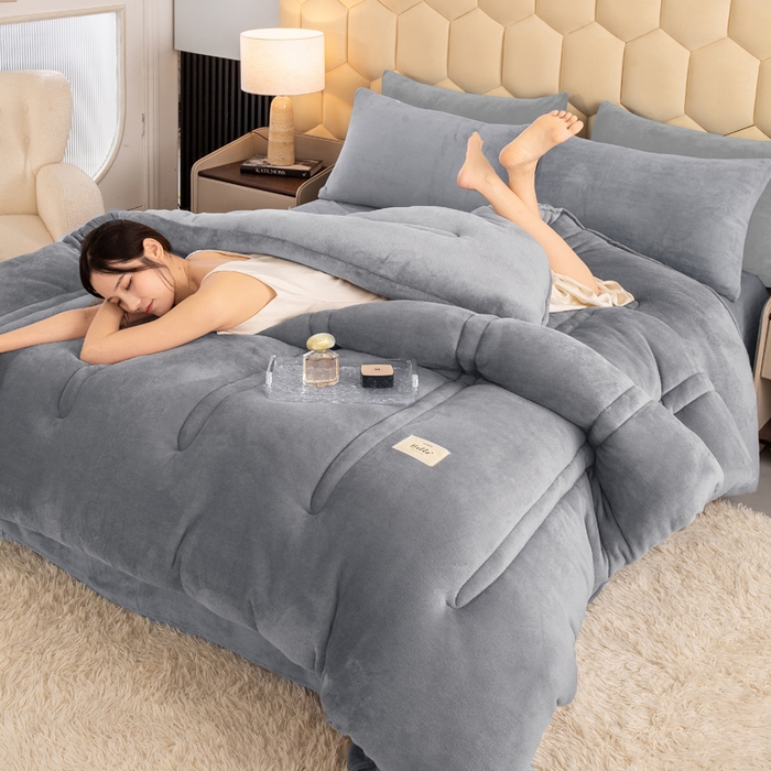 91家纺网 家纺一手货源 找家纺 恋之巢 2024新款牛奶绒羊羔绒冬被 双面牛奶绒 浅灰竖条