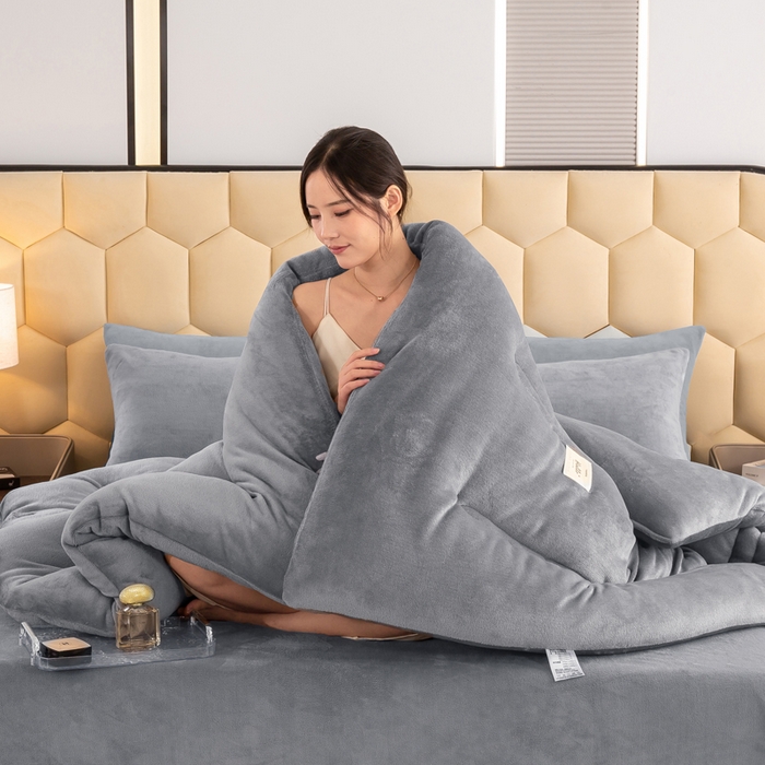 91家纺网 家纺一手货源 找家纺 恋之巢 2024新款牛奶绒羊羔绒冬被 双面牛奶绒 浅灰竖条