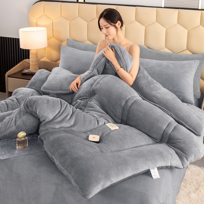 91家纺网 家纺一手货源 找家纺 恋之巢 2024新款牛奶绒羊羔绒冬被 双面牛奶绒 浅灰竖条