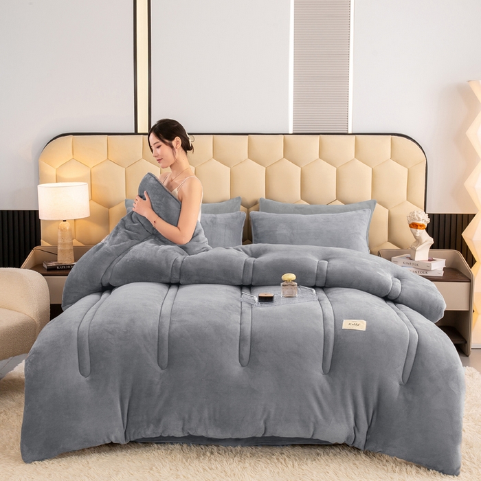 91家纺网 家纺一手货源 找家纺 2024秋冬新款双面牛奶绒羊羔绒保暖加厚冬被双面牛奶绒-浅灰