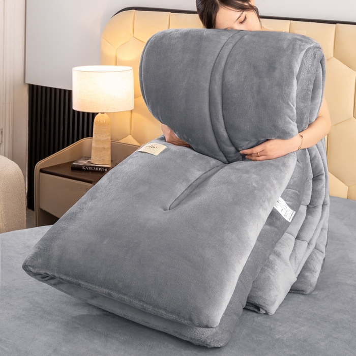 91家纺网 家纺一手货源 找家纺 2024秋冬新款双面牛奶绒羊羔绒保暖加厚冬被双面牛奶绒-浅灰