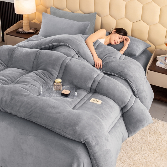 91家纺网 家纺一手货源 找家纺 2024秋冬新款双面牛奶绒羊羔绒保暖加厚冬被双面牛奶绒-浅灰