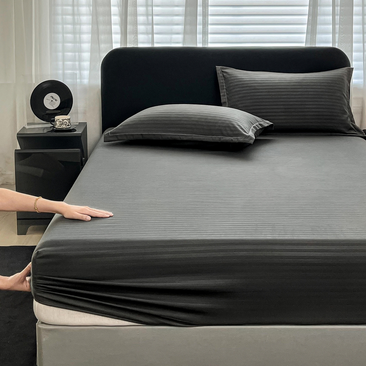 91家纺网 家纺一手货源 找家纺 恬澳家纺 2025新款简约磨毛压花床笠外贸跨境电商亚马逊速卖通单床笠三件套欧美尺寸多多跨境平台TEMU SHEIN 条纹-深灰