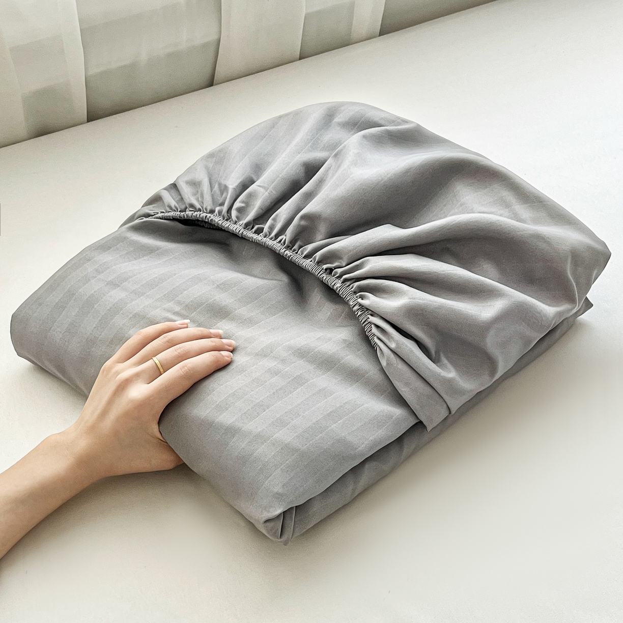 91家纺网 家纺一手货源 找家纺 恬澳家纺 2025新款简约磨毛压花床笠外贸跨境电商亚马逊速卖通单床笠三件套欧美尺寸多多跨境平台TEMU SHEIN 条纹-浅灰