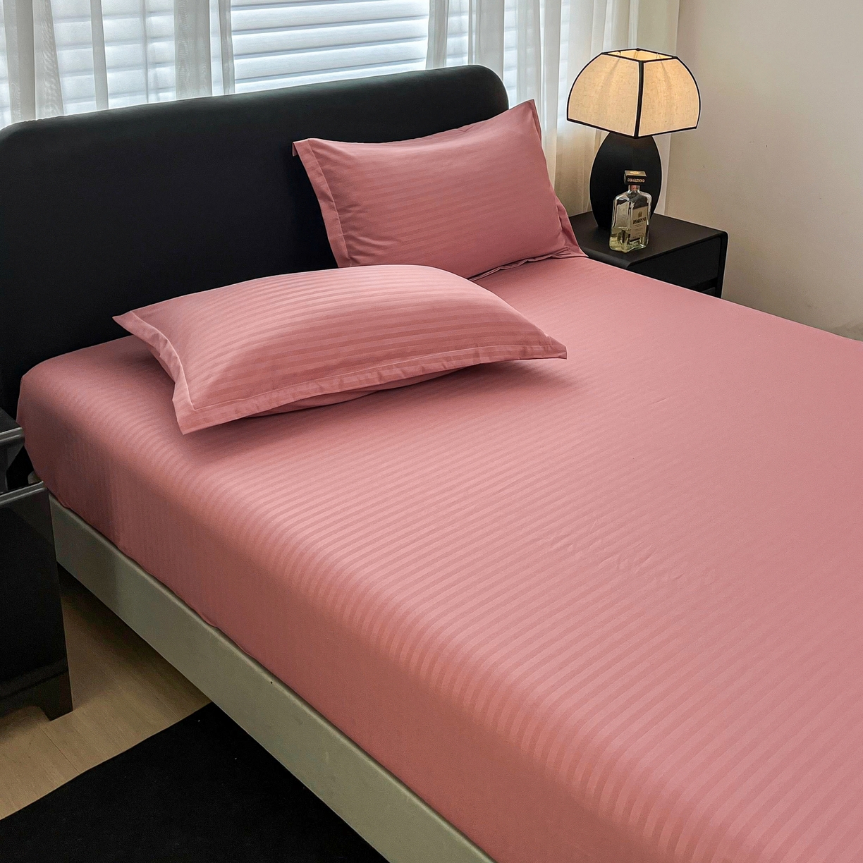 91家纺网 家纺一手货源 找家纺 恬澳家纺 2025新款简约磨毛压花床笠外贸跨境电商亚马逊速卖通单床笠三件套欧美尺寸多多跨境平台TEMU SHEIN 条纹-粉