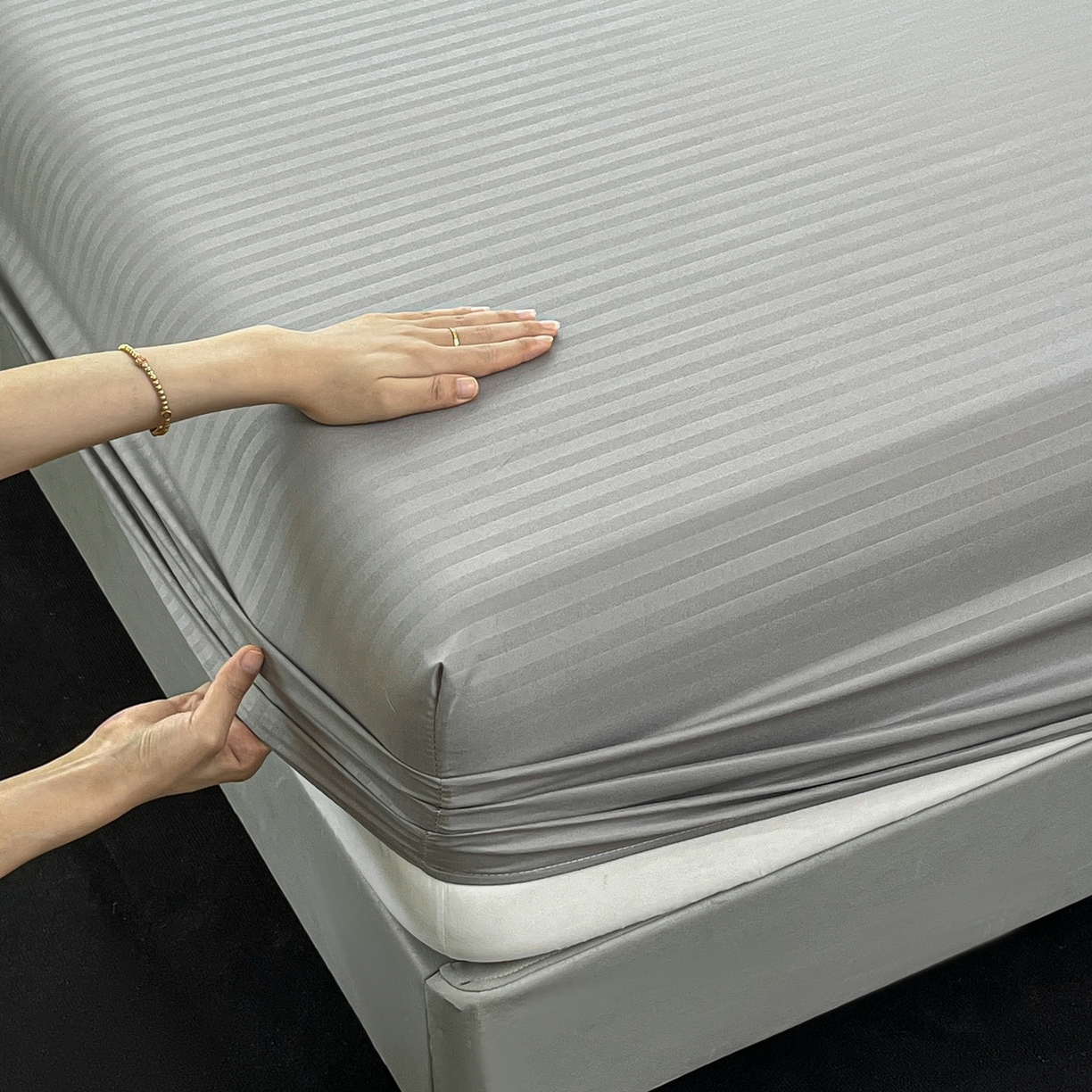 91家纺网 家纺一手货源 找家纺 恬澳家纺 2025新款简约磨毛压花床笠外贸跨境电商亚马逊速卖通单床笠三件套欧美尺寸多多跨境平台TEMU SHEIN 条纹-浅灰