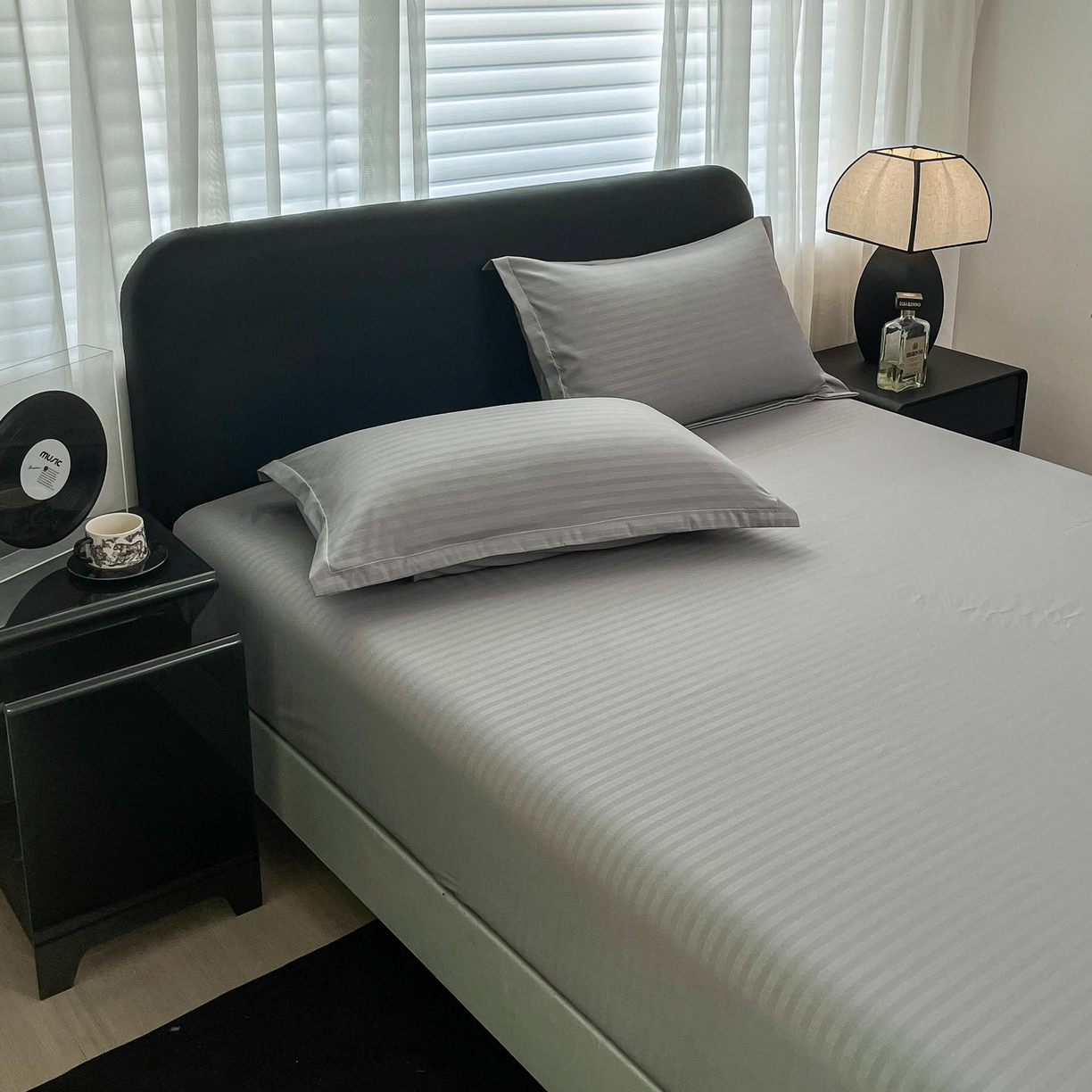 91家纺网 家纺一手货源 找家纺 恬澳家纺 2025新款简约磨毛压花床笠外贸跨境电商亚马逊速卖通单床笠三件套欧美尺寸多多跨境平台TEMU SHEIN 条纹-浅灰