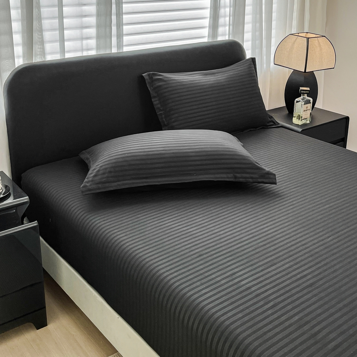 91家纺网 家纺一手货源 找家纺 恬澳家纺 2025新款简约磨毛压花床笠外贸跨境电商亚马逊速卖通单床笠三件套欧美尺寸多多跨境平台TEMU SHEIN 条纹-黑