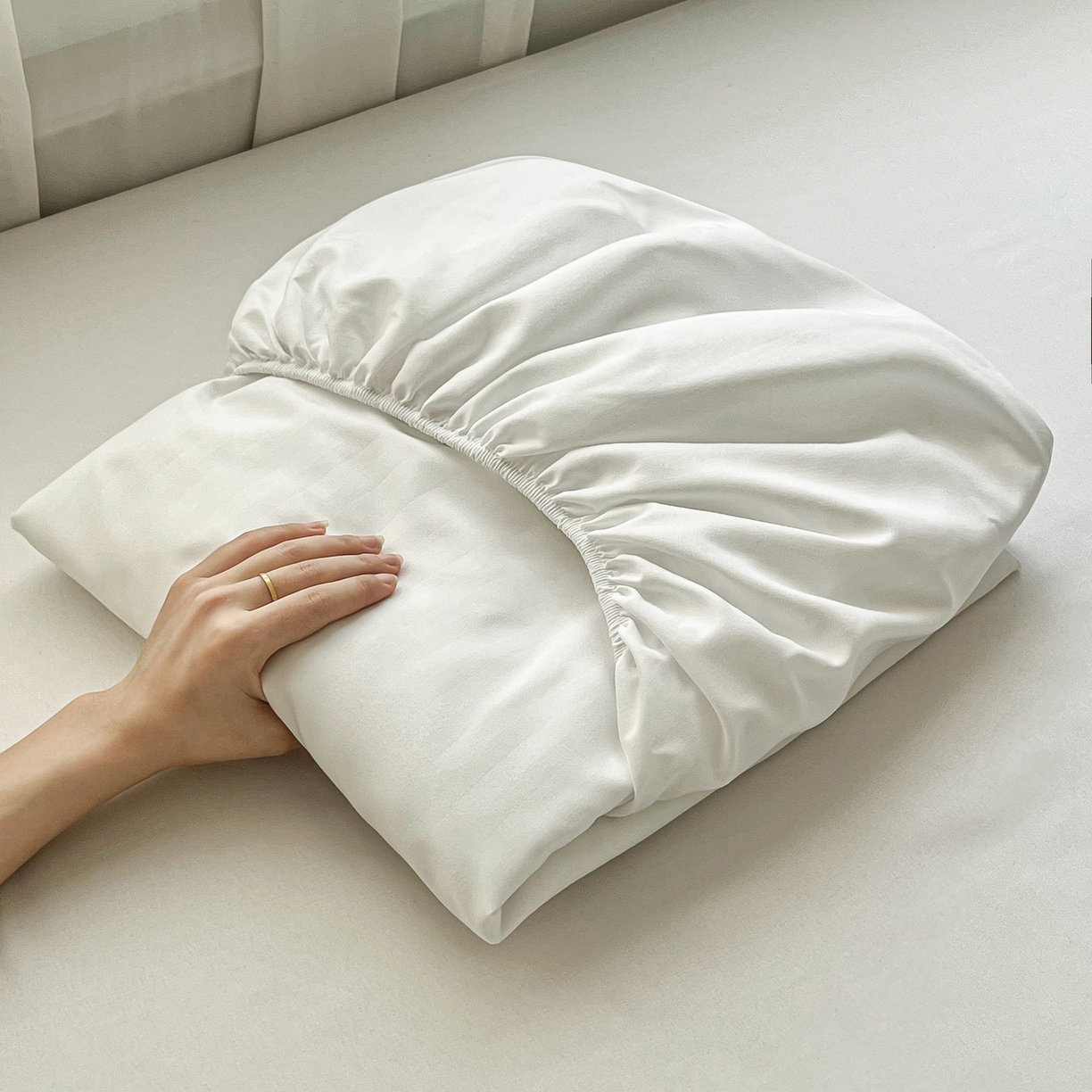 91家纺网 家纺一手货源 找家纺 恬澳家纺 2025新款简约磨毛压花床笠外贸跨境电商亚马逊速卖通单床笠三件套欧美尺寸多多跨境平台TEMU SHEIN 条纹-白