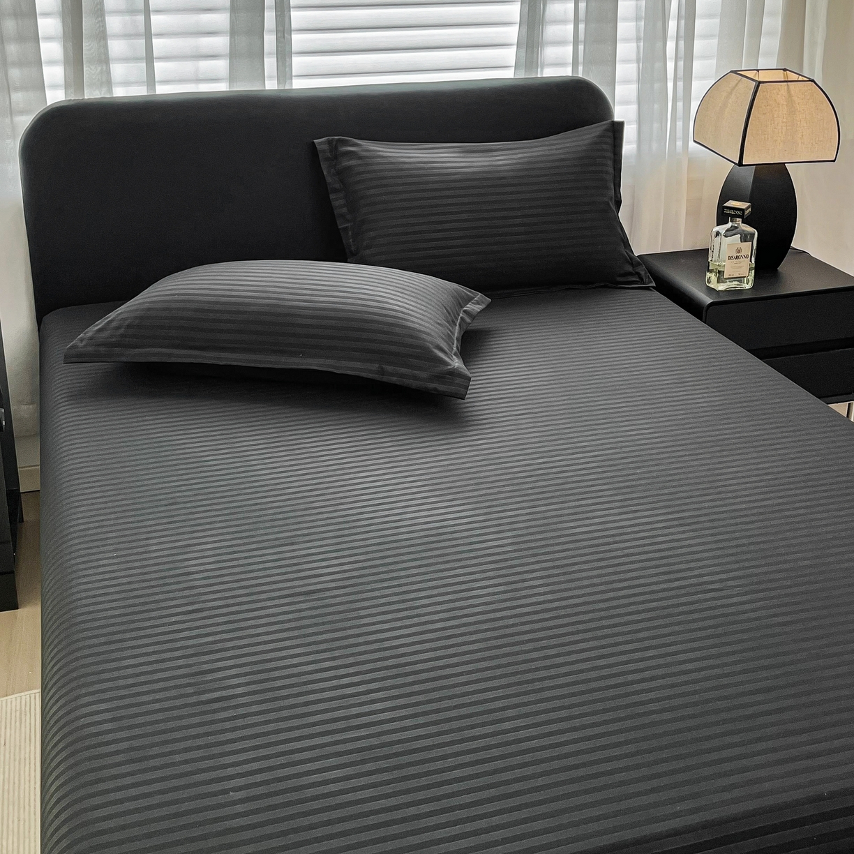 91家纺网 家纺一手货源 找家纺 恬澳家纺 2025新款简约磨毛压花床笠外贸跨境电商亚马逊速卖通单床笠三件套欧美尺寸多多跨境平台TEMU SHEIN 条纹-黑