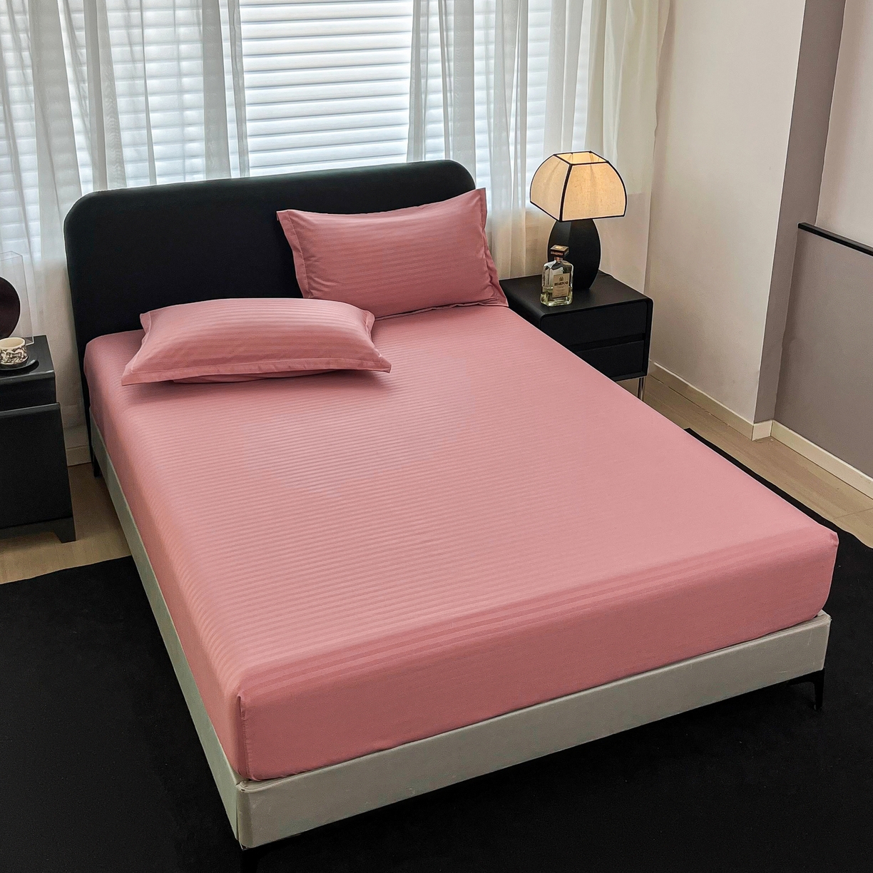 91家纺网 家纺一手货源 找家纺 恬澳家纺 2025新款简约磨毛压花床笠外贸跨境电商亚马逊速卖通单床笠三件套欧美尺寸多多跨境平台TEMU SHEIN 条纹-粉