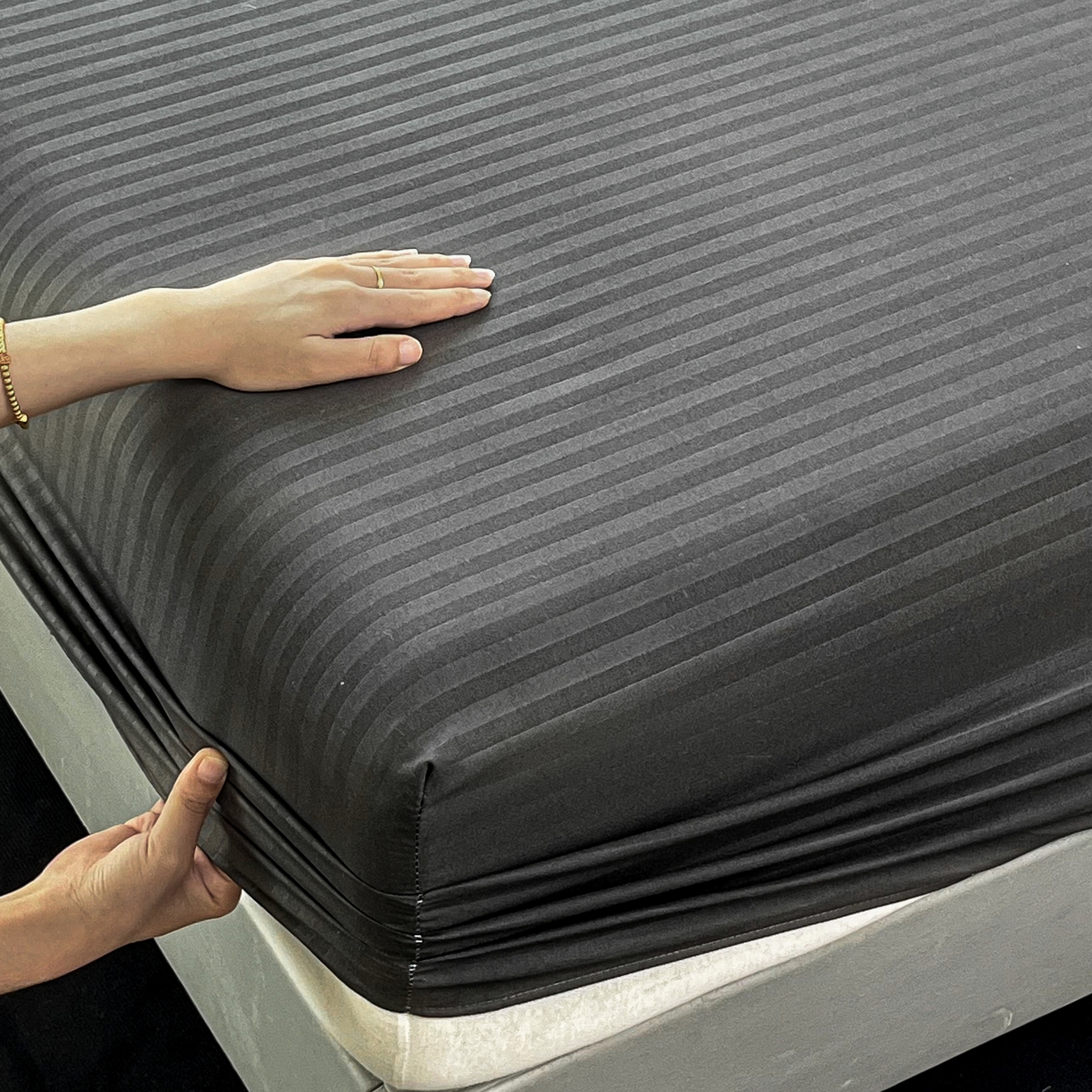 91家纺网 家纺一手货源 找家纺 恬澳家纺 2025新款简约磨毛压花床笠外贸跨境电商亚马逊速卖通单床笠三件套欧美尺寸多多跨境平台TEMU SHEIN 条纹-深灰