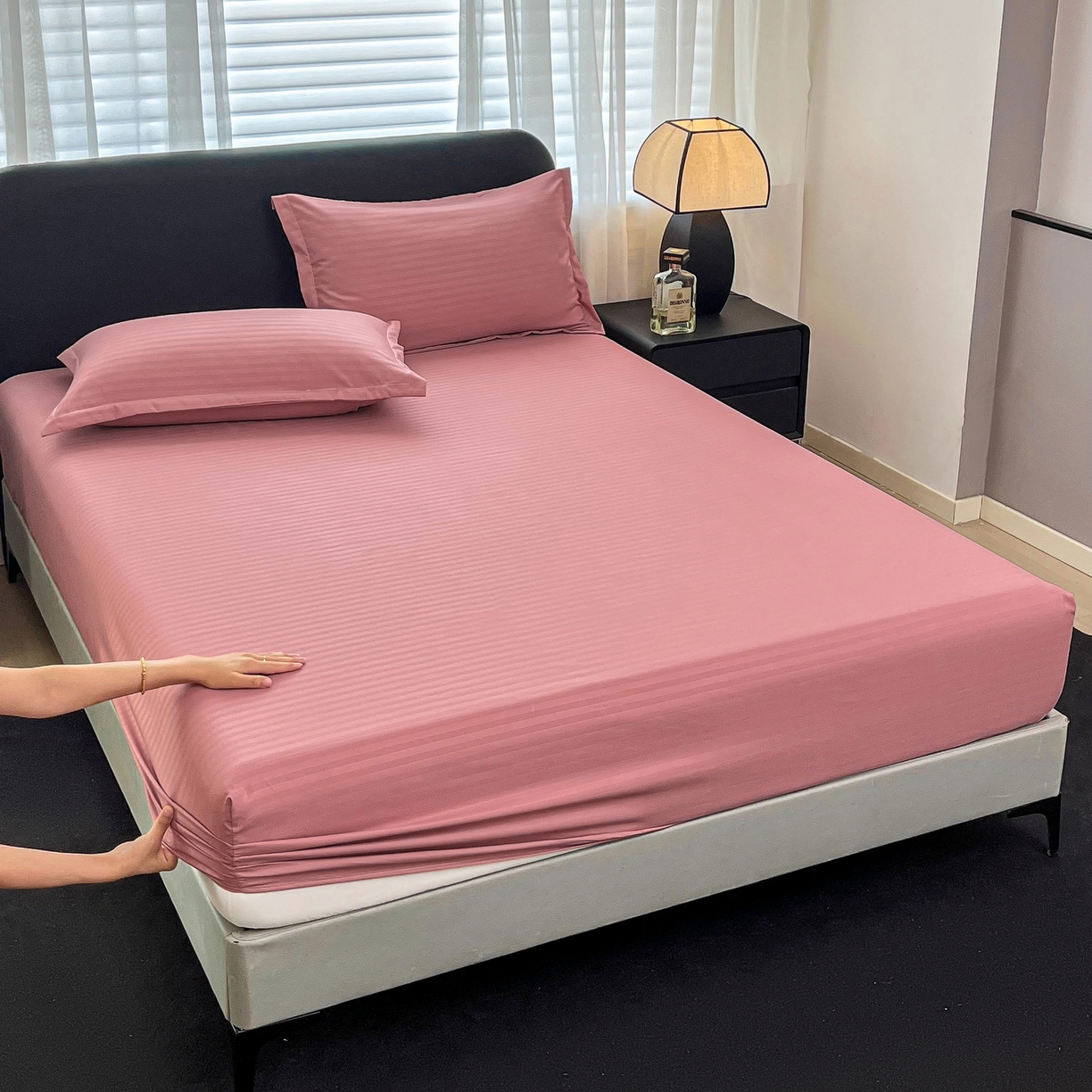 91家纺网 家纺一手货源 找家纺 恬澳家纺 2025新款简约磨毛压花床笠外贸跨境电商亚马逊速卖通单床笠三件套欧美尺寸多多跨境平台TEMU SHEIN 条纹-粉