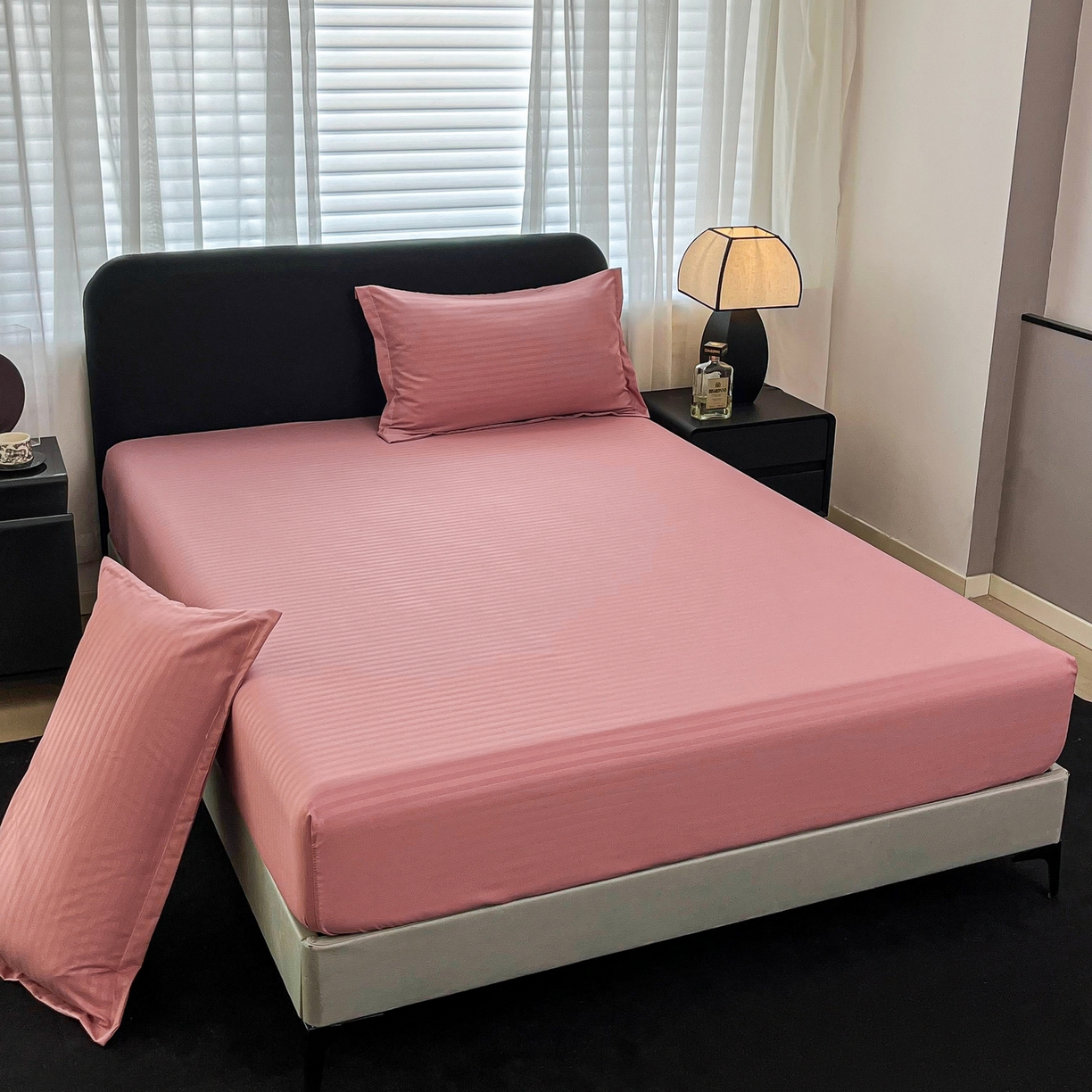 91家纺网 家纺一手货源 找家纺 恬澳家纺 2025新款简约磨毛压花床笠外贸跨境电商亚马逊速卖通单床笠三件套欧美尺寸多多跨境平台TEMU SHEIN 条纹-粉