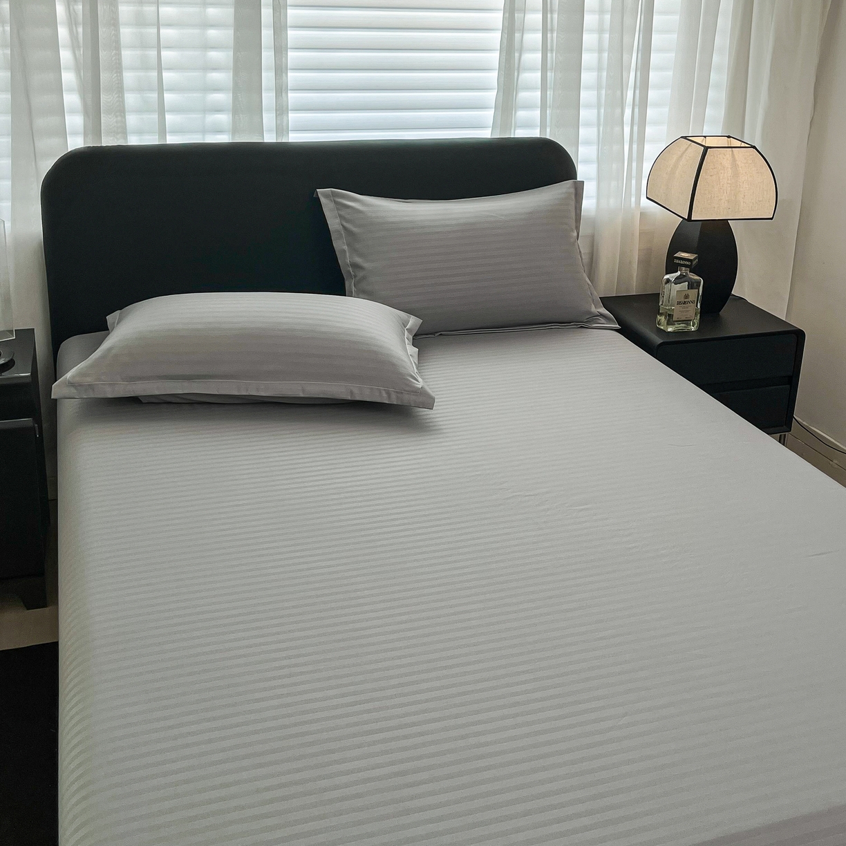 91家纺网 家纺一手货源 找家纺 恬澳家纺 2025新款简约磨毛压花床笠外贸跨境电商亚马逊速卖通单床笠三件套欧美尺寸多多跨境平台TEMU SHEIN 条纹-浅灰