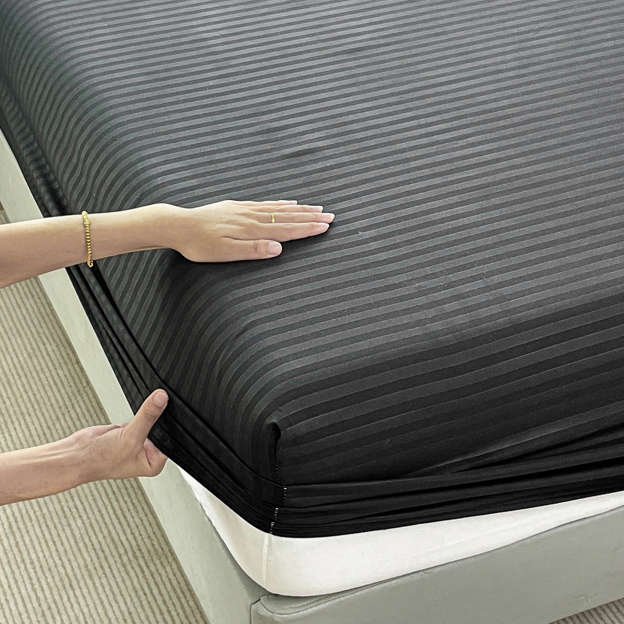 91家纺网 家纺一手货源 找家纺 恬澳家纺 2025新款简约磨毛压花床笠外贸跨境电商亚马逊速卖通单床笠三件套欧美尺寸多多跨境平台TEMU SHEIN 条纹-黑