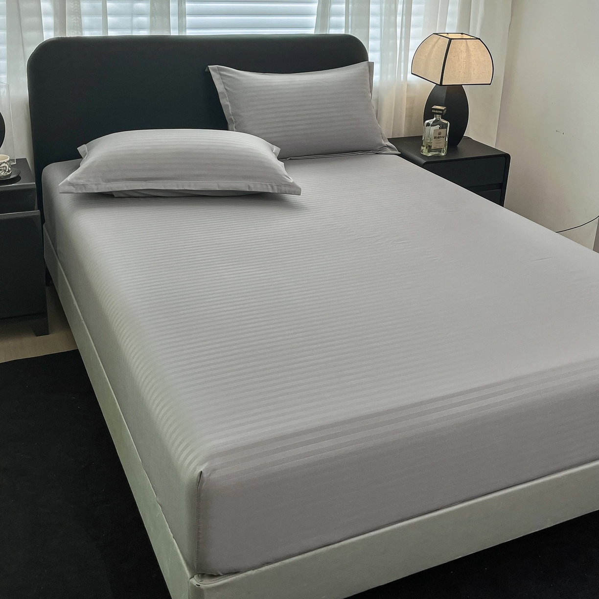 91家纺网 家纺一手货源 找家纺 恬澳家纺 2025新款简约磨毛压花床笠外贸跨境电商亚马逊速卖通单床笠三件套欧美尺寸多多跨境平台TEMU SHEIN 条纹-浅灰