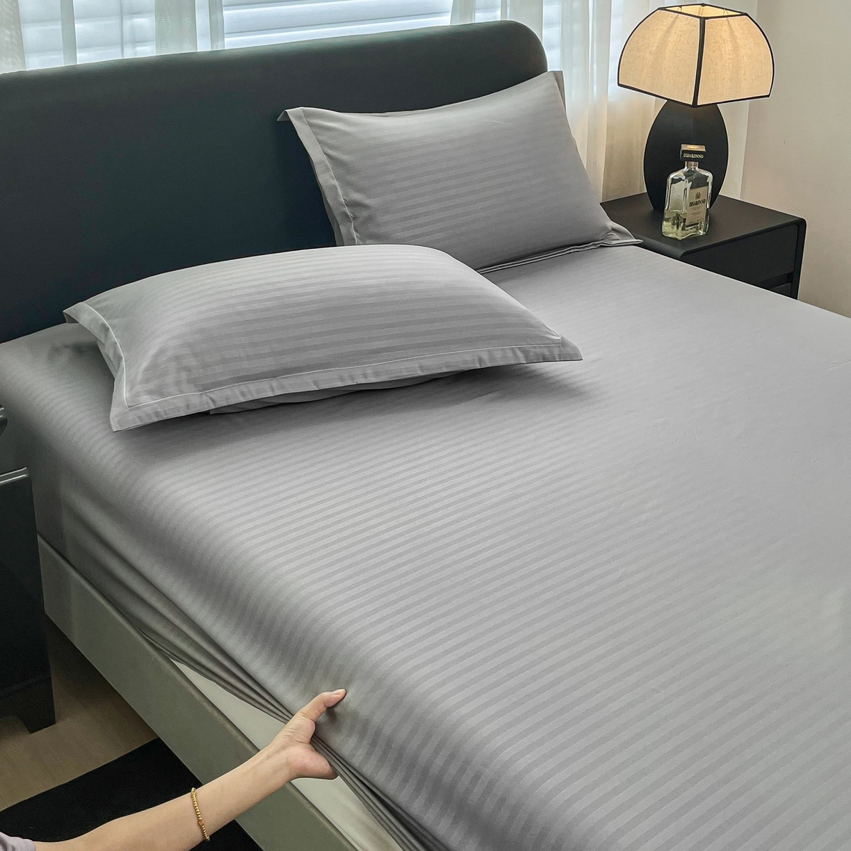 91家纺网 家纺一手货源 找家纺 恬澳家纺 2025新款简约磨毛压花床笠外贸跨境电商亚马逊速卖通单床笠三件套欧美尺寸多多跨境平台TEMU SHEIN 条纹-浅灰