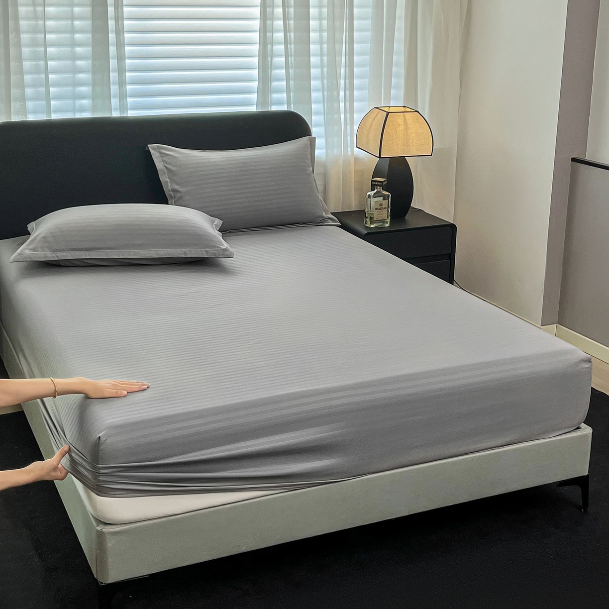 91家纺网 家纺一手货源 找家纺 恬澳家纺 2025新款简约磨毛压花床笠外贸跨境电商亚马逊速卖通单床笠三件套欧美尺寸多多跨境平台TEMU SHEIN 条纹-浅灰