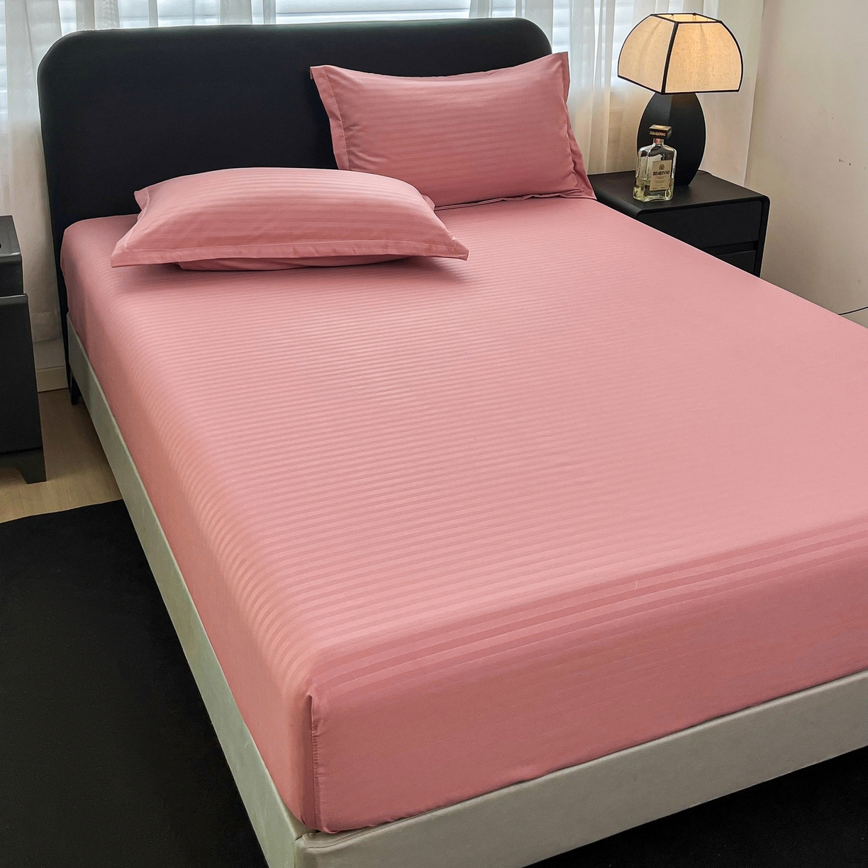 91家纺网 家纺一手货源 找家纺 恬澳家纺 2025新款简约磨毛压花床笠外贸跨境电商亚马逊速卖通单床笠三件套欧美尺寸多多跨境平台TEMU SHEIN 条纹-粉