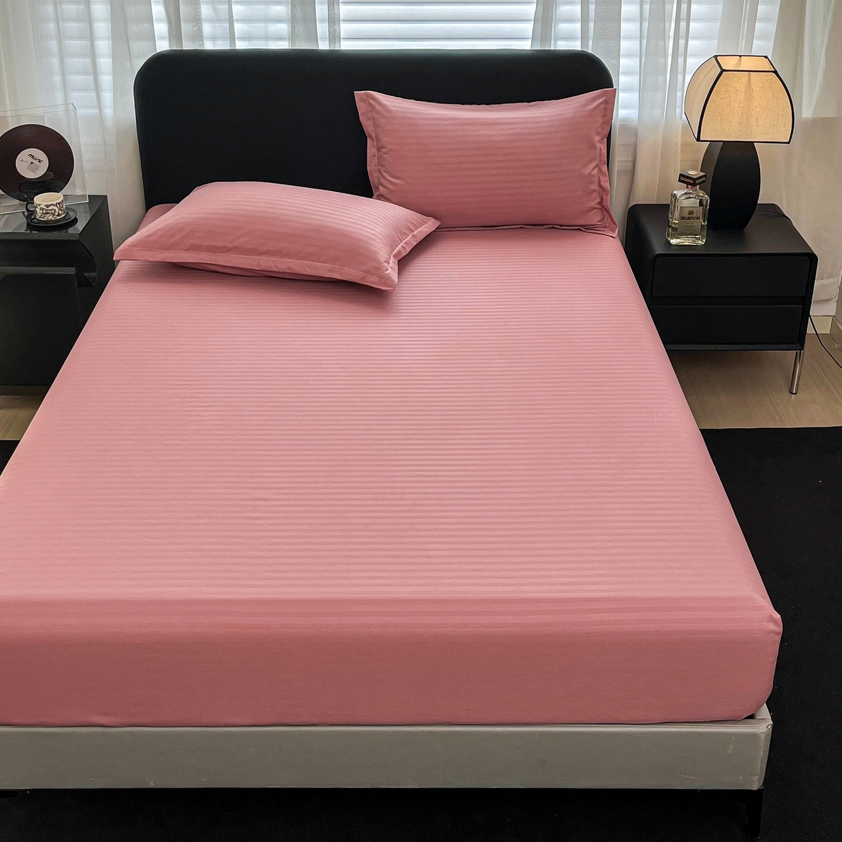 91家纺网 家纺一手货源 找家纺 恬澳家纺 2025新款简约磨毛压花床笠外贸跨境电商亚马逊速卖通单床笠三件套欧美尺寸多多跨境平台TEMU SHEIN 条纹-粉