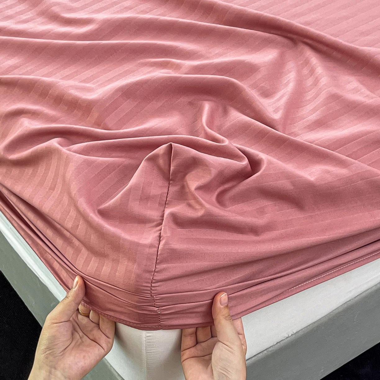 91家纺网 家纺一手货源 找家纺 恬澳家纺 2025新款简约磨毛压花床笠外贸跨境电商亚马逊速卖通单床笠三件套欧美尺寸多多跨境平台TEMU SHEIN 条纹-粉