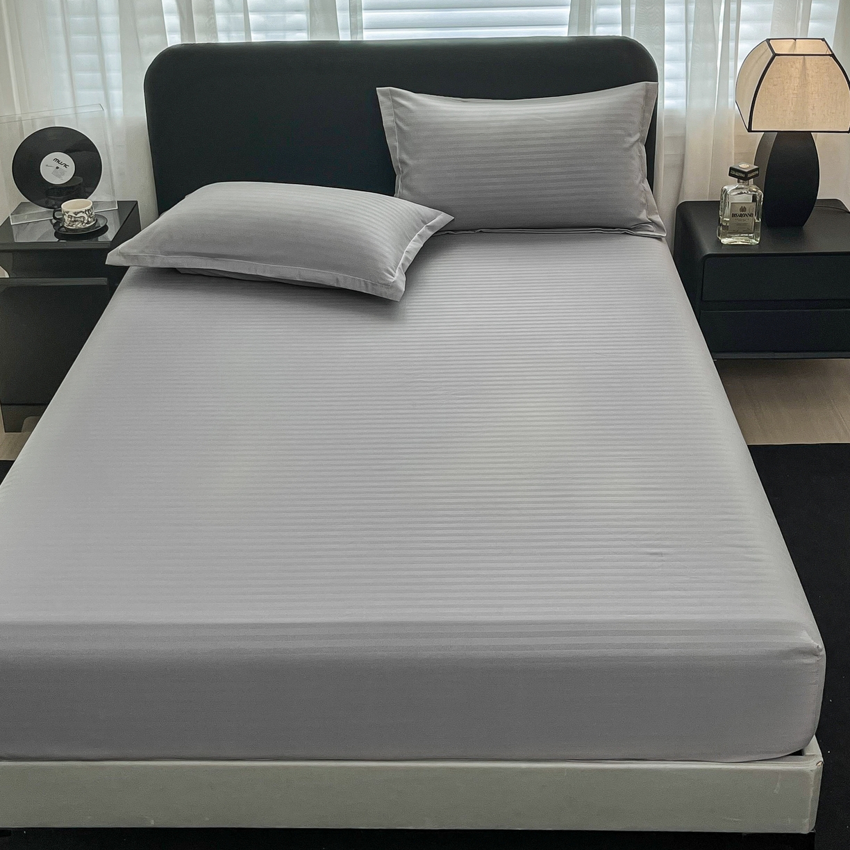 91家纺网 家纺一手货源 找家纺 恬澳家纺 2025新款简约磨毛压花床笠外贸跨境电商亚马逊速卖通单床笠三件套欧美尺寸多多跨境平台TEMU SHEIN 条纹-浅灰