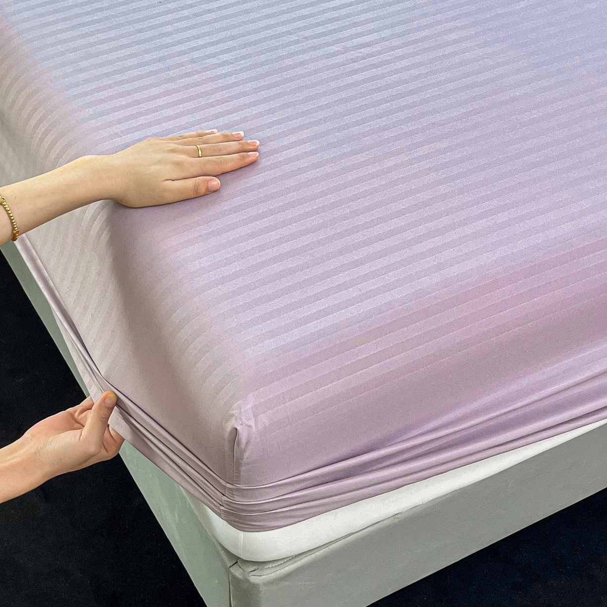 91家纺网 家纺一手货源 找家纺 恬澳家纺 2025新款简约磨毛压花床笠外贸跨境电商亚马逊速卖通单床笠三件套欧美尺寸多多跨境平台TEMU SHEIN 条纹-紫