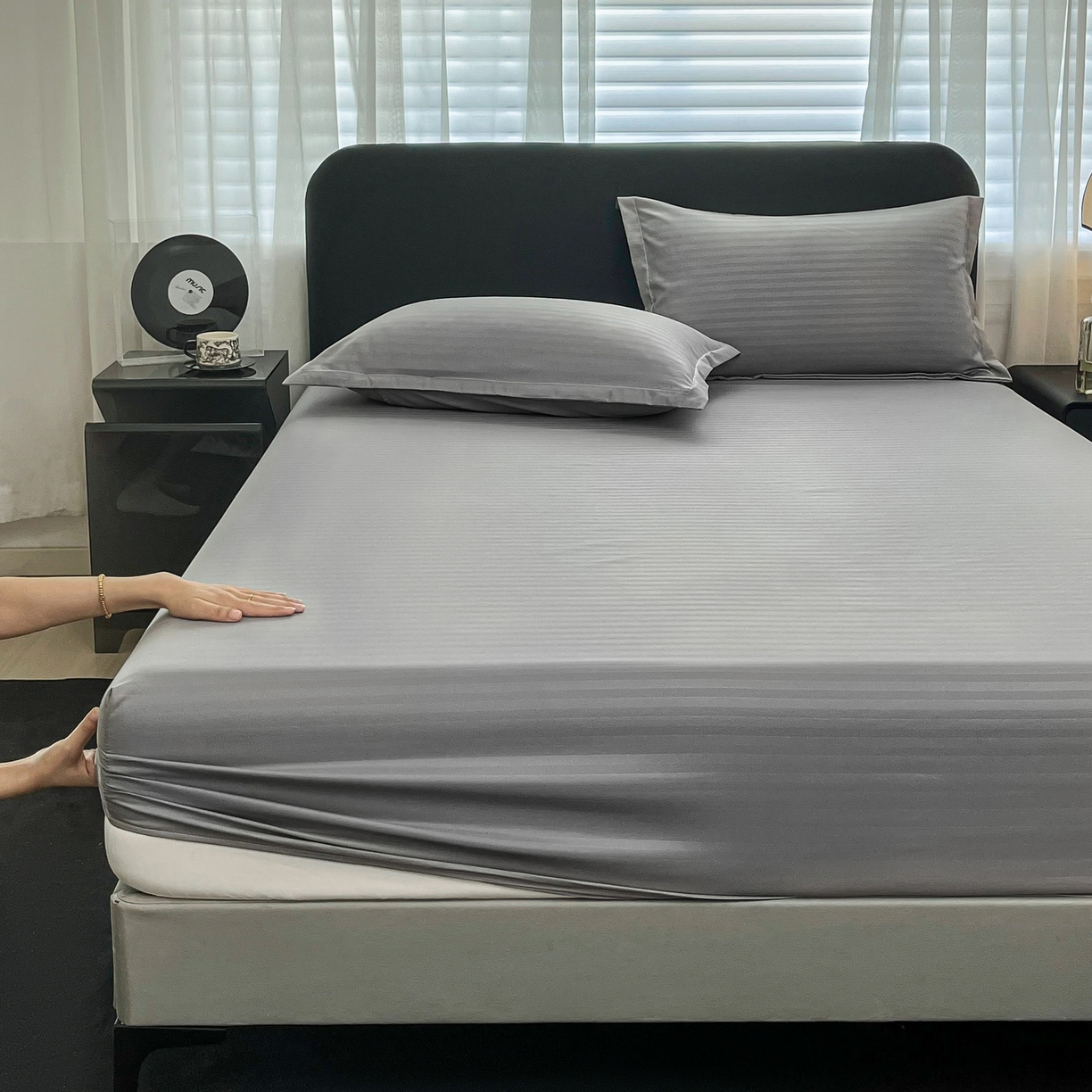 91家纺网 家纺一手货源 找家纺 恬澳家纺 2025新款简约磨毛压花床笠外贸跨境电商亚马逊速卖通单床笠三件套欧美尺寸多多跨境平台TEMU SHEIN 条纹-浅灰