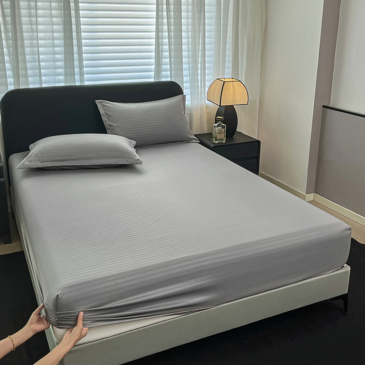 91家纺网 家纺一手货源 找家纺 恬澳家纺 2025新款简约磨毛压花床笠外贸跨境电商亚马逊速卖通单床笠三件套欧美尺寸多多跨境平台TEMU SHEIN 条纹-浅灰