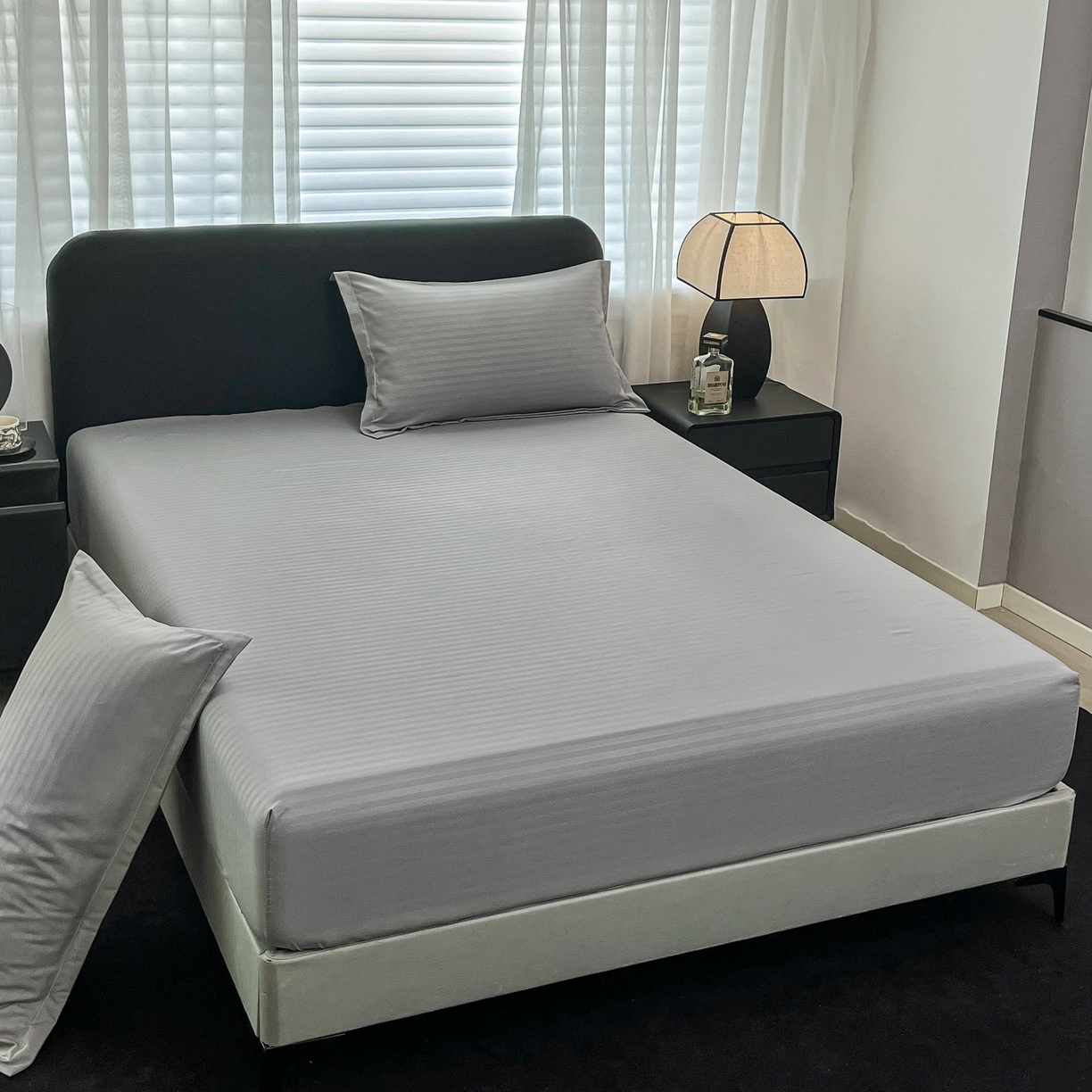 91家纺网 家纺一手货源 找家纺 恬澳家纺 2025新款简约磨毛压花床笠外贸跨境电商亚马逊速卖通单床笠三件套欧美尺寸多多跨境平台TEMU SHEIN 条纹-浅灰