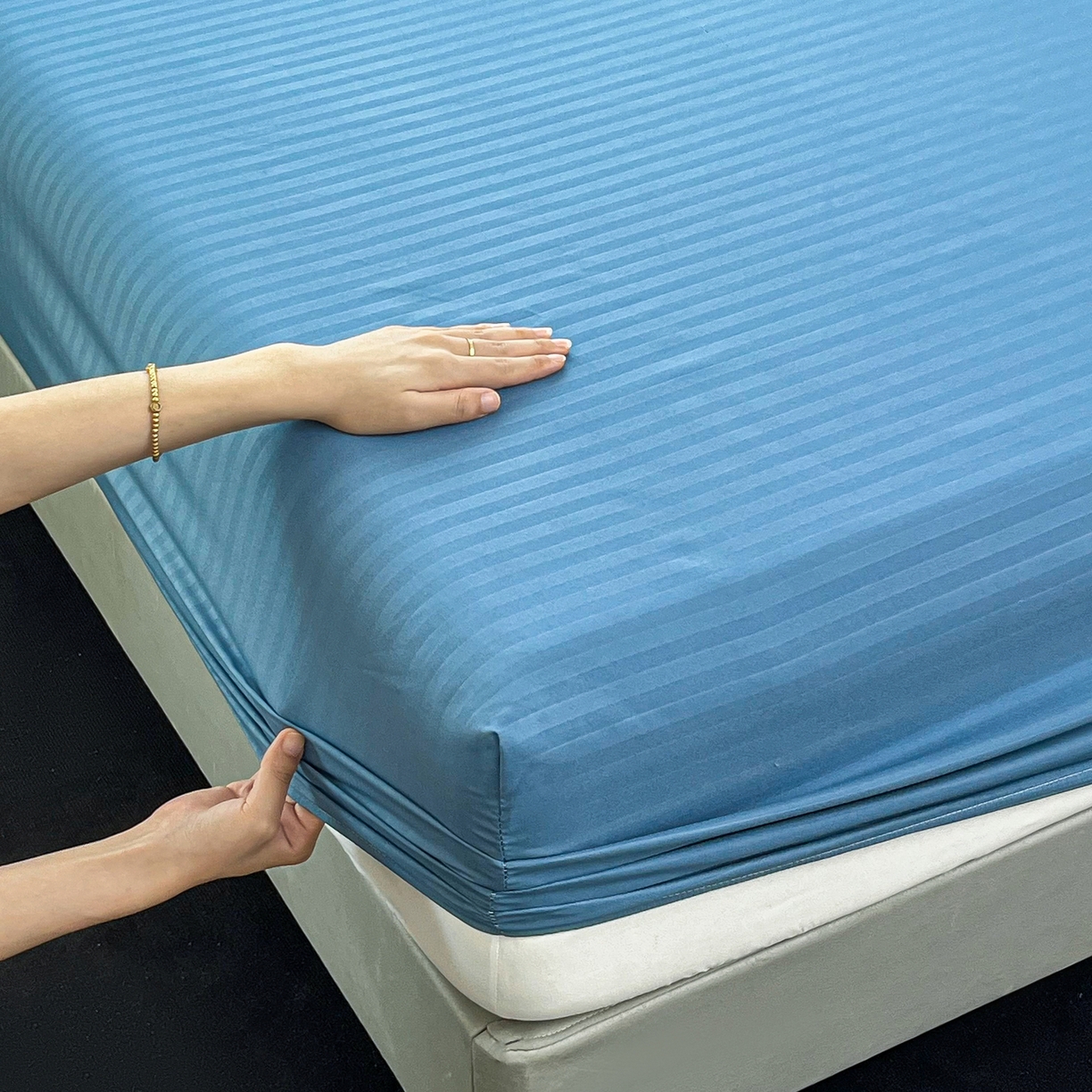 91家纺网 家纺一手货源 找家纺 恬澳家纺 2025新款简约磨毛压花床笠外贸跨境电商亚马逊速卖通单床笠三件套欧美尺寸多多跨境平台TEMU SHEIN 条纹-蓝