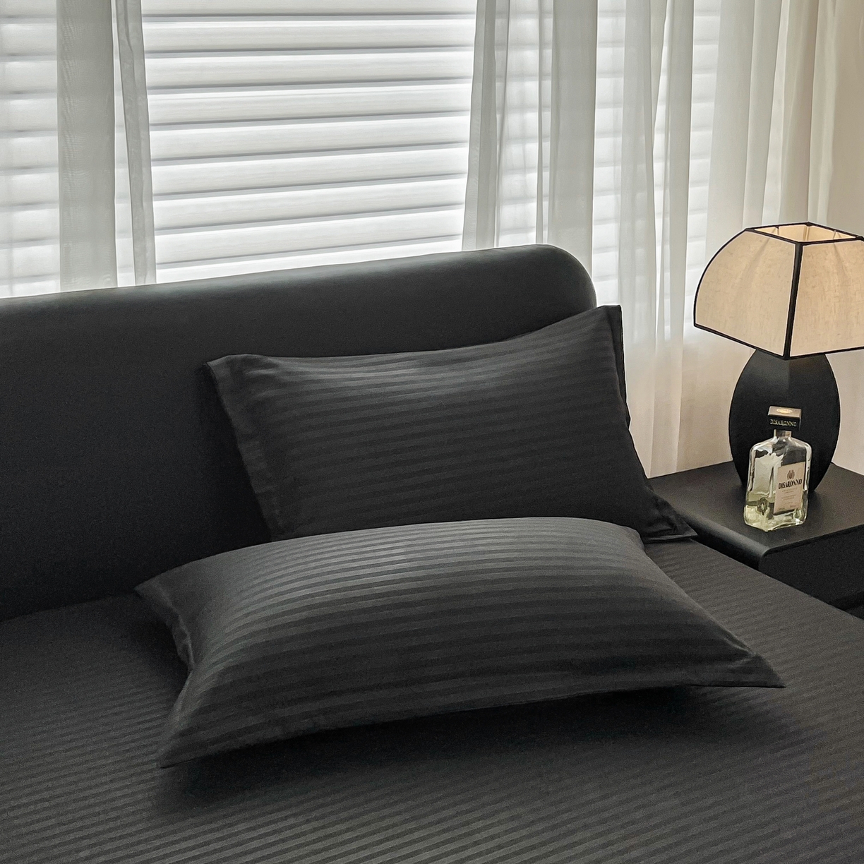 91家纺网 家纺一手货源 找家纺 恬澳家纺 2025新款简约磨毛压花床笠外贸跨境电商亚马逊速卖通单床笠三件套欧美尺寸多多跨境平台TEMU SHEIN 条纹-黑