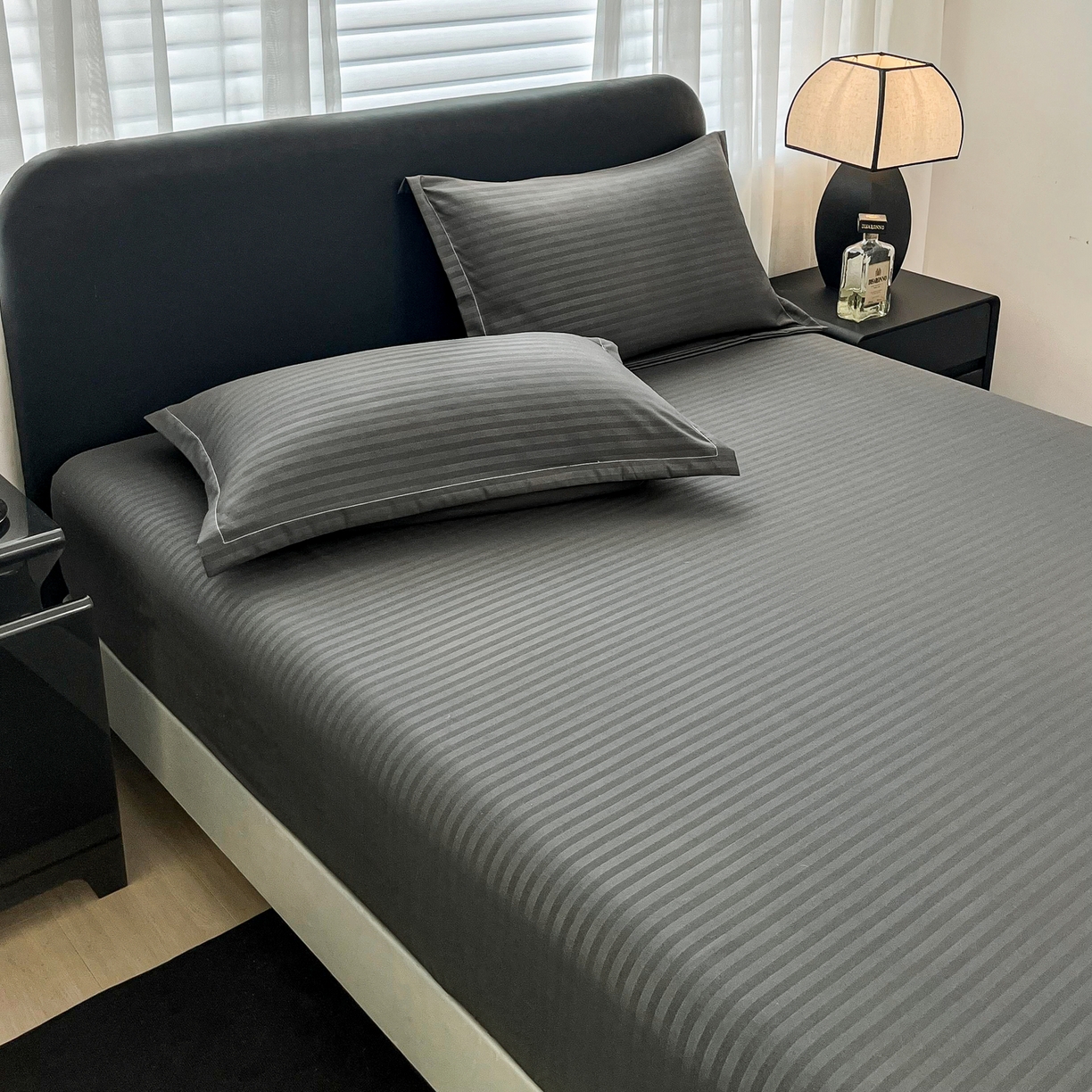 91家纺网 家纺一手货源 找家纺 恬澳家纺 2025新款简约磨毛压花床笠外贸跨境电商亚马逊速卖通单床笠三件套欧美尺寸多多跨境平台TEMU SHEIN 条纹-深灰