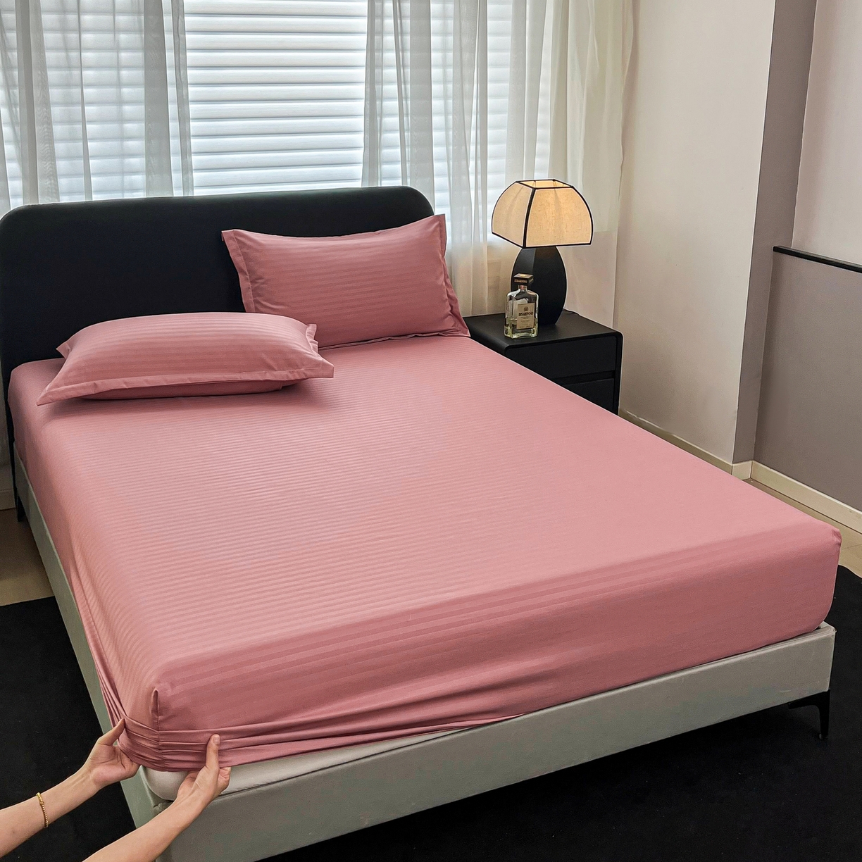 91家纺网 家纺一手货源 找家纺 恬澳家纺 2025新款简约磨毛压花床笠外贸跨境电商亚马逊速卖通单床笠三件套欧美尺寸多多跨境平台TEMU SHEIN 条纹-粉